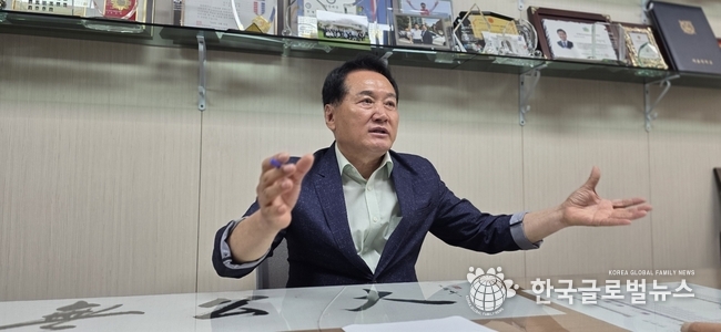 음경택 의원이 인터뷰를 진행 하고있다.