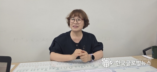  안순일 과장이 인터뷰를 진행 하고 있다.