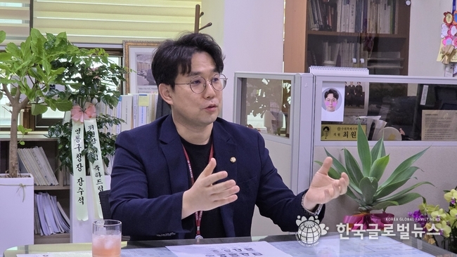 최원용 의회운영위원장이 인터뷰를 진행 하고 있다.