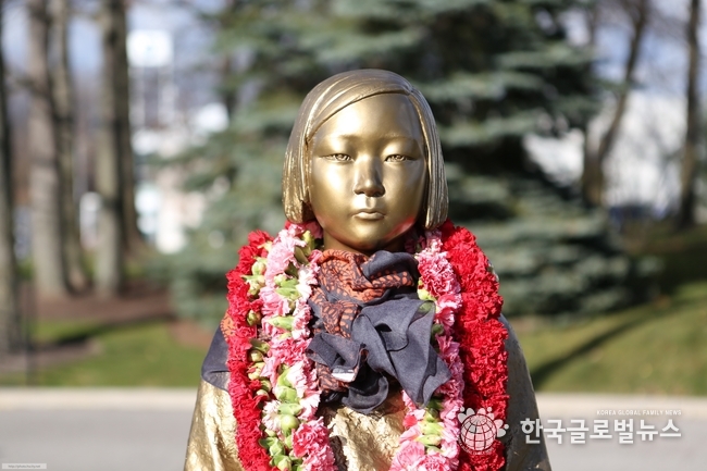 캐나다 토론토 한인회관에 건립된 소녀상