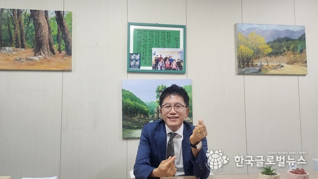 시민을 향해 손하트를 올리고 있는 허원구 의원.