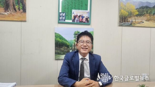 사무실 벽면에 손수 그린 그림앞에서 인터뷰를 진행하고 있는 허원구 의원.