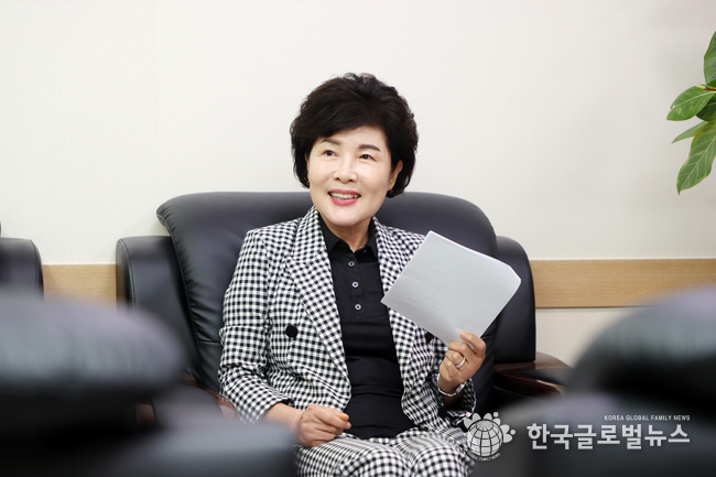 오혜숙 위원장이 인터뷰를 진행 하고 있다.