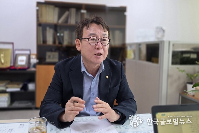 오세철 위원장이 인터뷰를 진행 하고 있다.