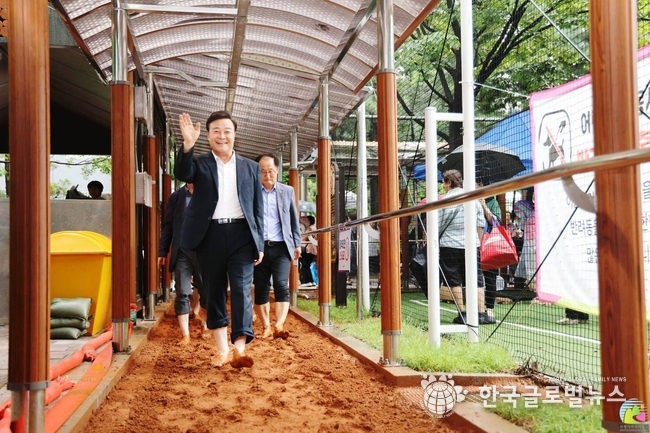 황톳길 조성후 그 위를 걷고있는 김성제 시장.