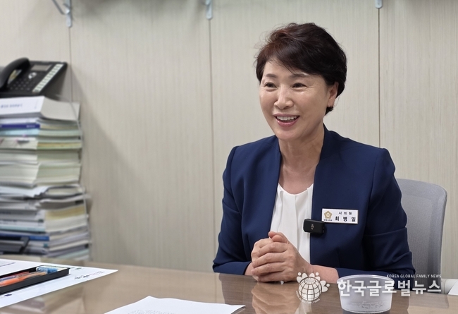 최병일 의원이 인터뷰를 진행 하고 있다.