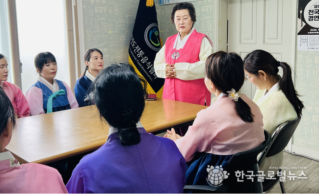 가운데 유준숙 의원이 참석자들에게 한복에 대해 설명 하고 있다.