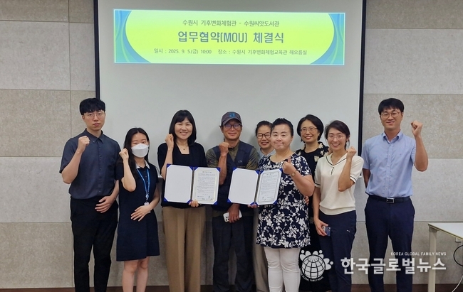 업무협약 체결후 기념 사진을 찍고 있다.