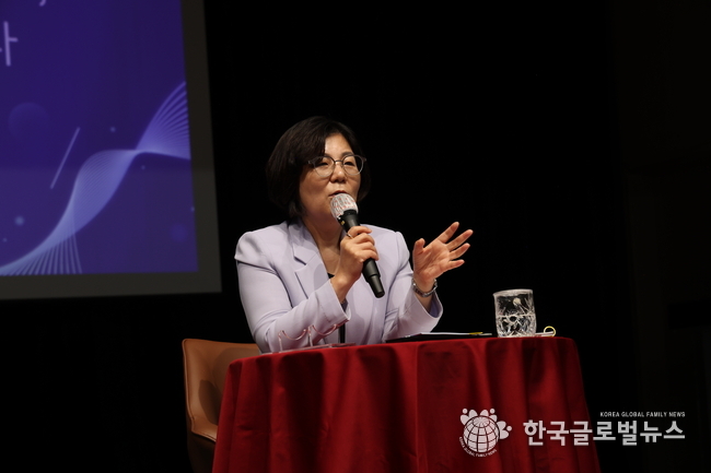 김보라 시장이 언론브리핑을 진행 하고있다.