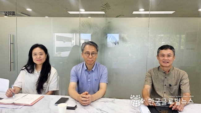 사진 오른쪽 최창영 대표이사,가운데 홍창진 이사, 왼쪽 나세희 수석매니저와 이아기를 나누었다.