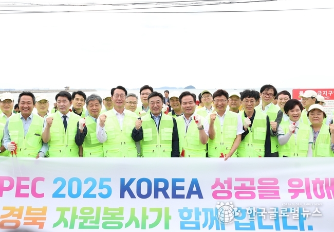 사본 -14-4. 22일 정명근 화성특례시장(사진 왼쪽 네번째)과 윤호중 행정안전부 장관(사진 왼쪽 다섯번째) 등 대한민국 새단장 캠페인 참석자들이 궁평항 해변 정화 활동에 앞서 기념촬영하고 있다