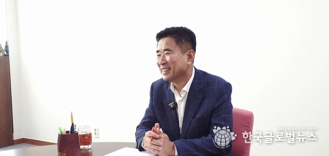성길용 부의장이 인터뷰를 진행 하며 미소를 짓고 있다.