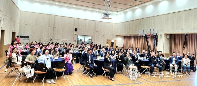 행사 참석자들이 환호고 있다.