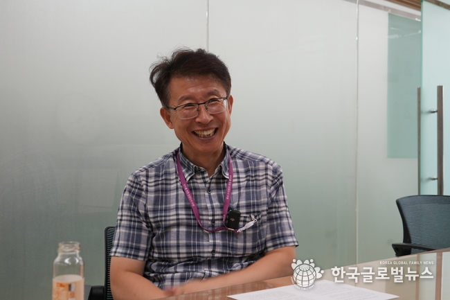 조경만 인권담당관이 인터뷰를 진행 하며 활짝 웃고 있다.