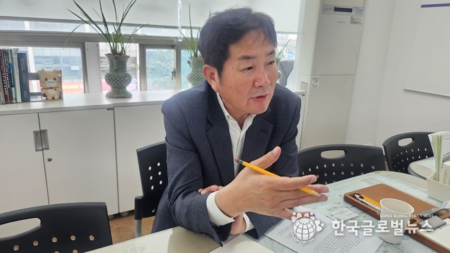 조용호 의원이 경기도의회 오산상담소 에서 인터뷰를 진행 하고 있다.
