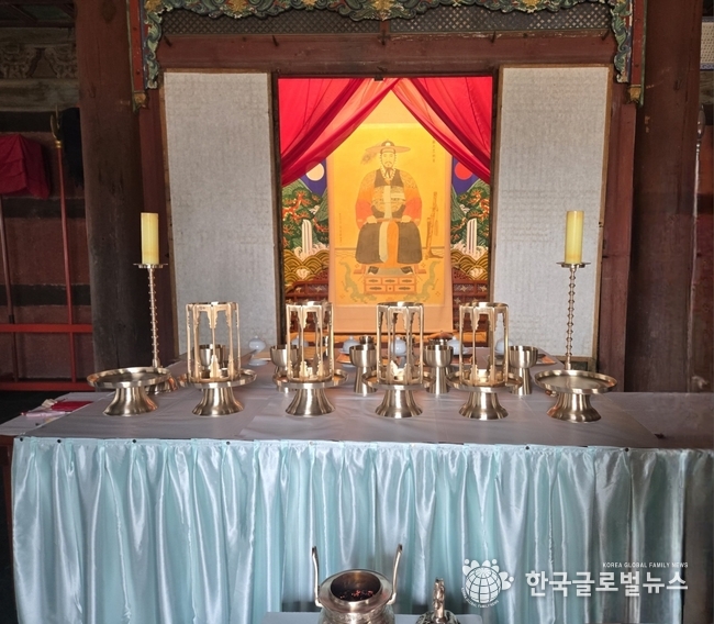  탄신다례를 준비하기위해  제구들이 올려져 있다.
