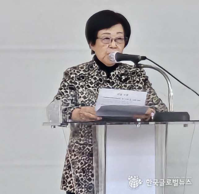 박명자 회장이 워크숍을 진행 하고 있다.