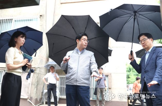 김규식 광명시 부시장(사진 오른쪽)은 20일 우기 전 반지하주택 현장 점검차 광명시를 방문한 오병권 경기도 행정1부지사(사진 가운데) 및 시 관련 부서장들과 함께 현장을 점검했다.