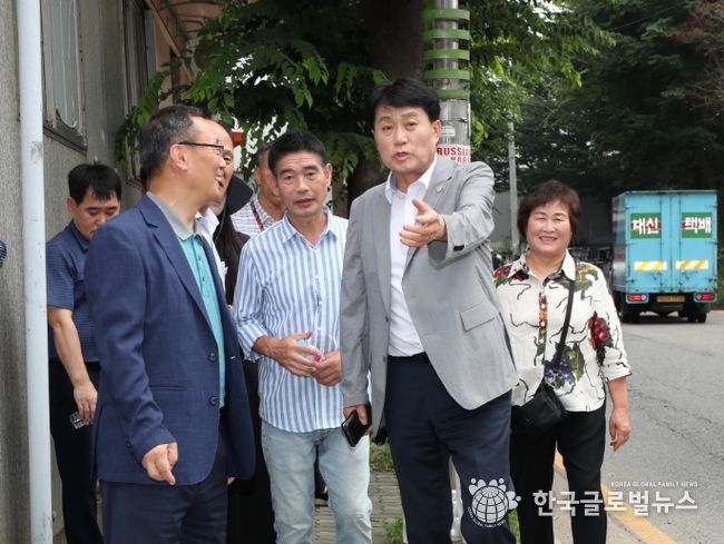 하은호 군포시장이 민원현장을 둘러 보고 있다.