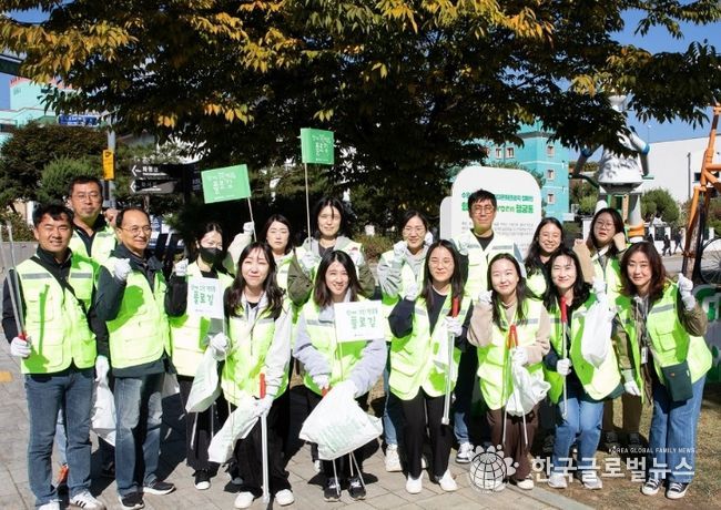 재단 임직원 및 지역주민 등과 함께한 행궁동 일대 환경정화(플로깅) 활동