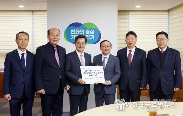29일 오후 경기도 북부청사에서 5개 시장.군수가 김동연 경기도지사에게 공동 건의문 전달 후 기념촬영을 하고 있다.(사진 왼쪽부터 이현호 포천시부시장, 박형덕 동두천시장, 김동연 경기도지사, 김덕현 연천군수, 서태원 가평군수, 강수현 양주시장)