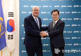 김동연 경기도지사, 미국 방문 첫일정으로 일랑 고우드 파잉 미주개발은행 총재 만나 세일즈 외교 펼쳐
