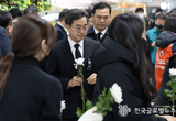 무안국제공항 합동분향소 찾은 김동연 지사에게,유가족이 건넨말 “정치 잘하셔서 다시는 이런 일 없도록”