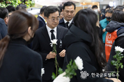 무안국제공항 합동분향소 찾은 김동연 지사에게,유가족이 건넨말 “정치 잘하셔서 다시는 이런 일 없도록”