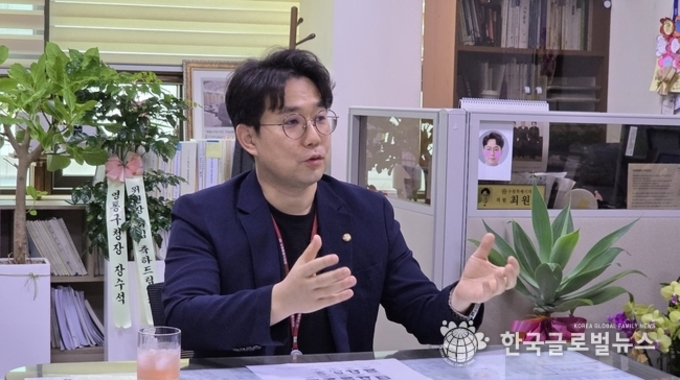 [수원특례시의회 특별 인터뷰] 수원시의회 최원용 의회운영위원장, “정치적 이해보다 시민의 이익을 우선시해야 한다”