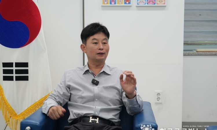 [군포시 기획특집 ] 군포시 '그림책 꿈마루 도서관' 안병훈 관장, "어릴 때 그림책을 접하면 희망과 용기, 인생의 면면을 배우는 기반이 된다."