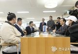 김동연 경기도지사, “많이 힘들더라도 꼭 살아남아야 한다. " 힘내Go 카드 신청 도와
