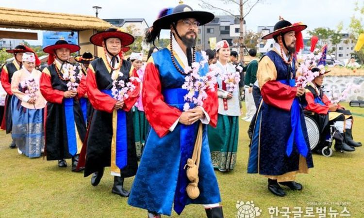 화성시 “정조대왕의 효와 애민정신 축제로 되살아나다”...2025 정조대왕효문화제·능행차 성료