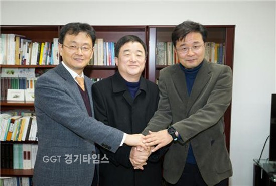 사진 왼쪽부터 민경선 경기도의원, 강득구 연정부지사, 김우영 구청장ⓒ경기타임스
