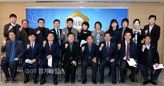 강득구 경기도 연정부지사, 김호겸부의장, 오완석 의원, 최중성의원이 수원시의회를 방문 김진관의장, 염상훈 부의장, 더불어민주당 시의원들과 대화를 나눈후 기념촬여하고 있다.ⓒ경기타임스