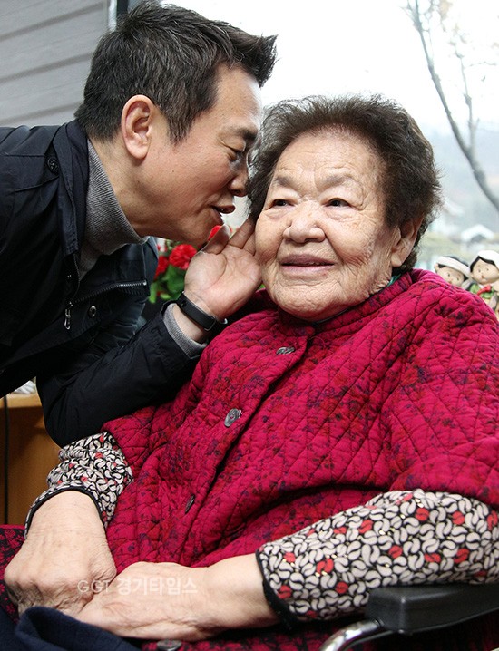 남경필 경기도지사가 일본군 위안부 피해자 쉼터인 광주 퇴촌면 나눔의 집을 찾아 할머니와 귓속말로 대화를 나누고 있다.ⓒ경기타임스