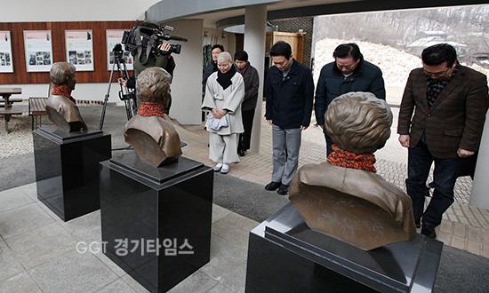 님경필 경기도지사가 마당에 있는 위안부 소녀상과 돌아가신 위안부 할머님을 모신 추모장에 참배를 올리고 있다.ⓒ경기타임스