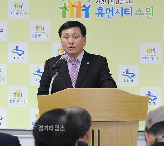조인상 수원시 환경국장이 15일 시청 시정브리핑에서 “온실가스 감축으로 신재생 에너지 자립 도시를 구축하겠다”고 밝히고 있다.ⓒ경기타임스