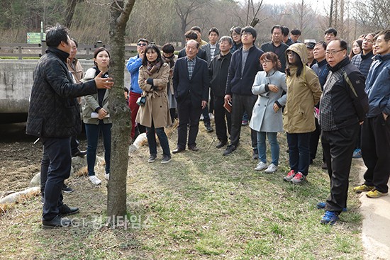 현장실습하는 나무 인턴의사들ⓒ경기타임스