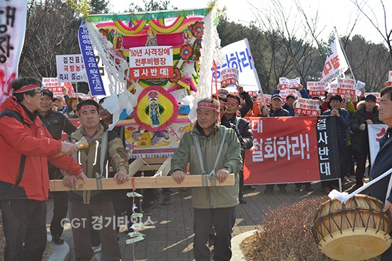28일 오후 2시30분 수원시청 앞 공원...전투비행장 화성이전 반대 범시민대책위원회 회원들이 상여를 메고 수언군공항 화성이전 결사 반대를 외치며 수원시처을 향하고 있다.ⓒ경기타임스
