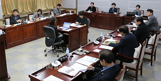 수원시의회 도시환경위원회는 13일 환경국 업무보고회에서 자연친화적 생태환경 정책과 친환경 에너지 도시 조성 정책 등 의견을 제시하고 있다.ⓒ경기타임스