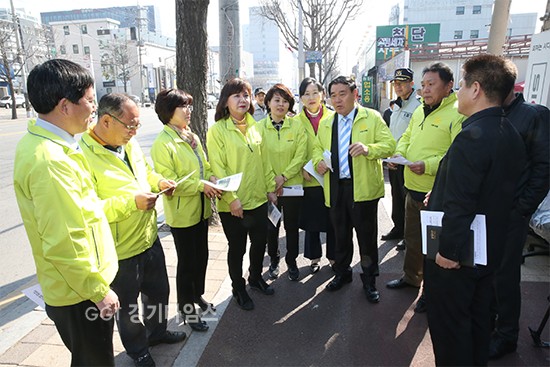 수원시의회 안전교통건설위원회,교통시설물 점검,건설자재창고 현장활동ⓒ경기타임스