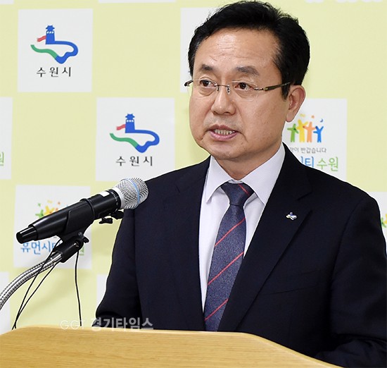 박흥식 수원시 기획조정실장은 27일 수원시청에서 기자간담회를 열고광교 비상취수원 변경’이 포함된 ‘수원시 수도정비기본계획 변경안’에 대한 환경부의 결정이 나온 후 시민사회 의견을 폭넓게 수렴해 논의를 이어갈 것이라고 밝히고 있다ⓒ경기타임스