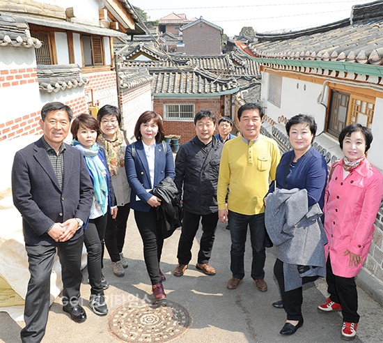 수원시의회 의정발전연구회은 명규환 공동대표, 박순영 공동대표, 김은수, 양민숙,, 한명숙, 김정렬, 한규흠, 김미경, 유재광의원이 29일 북촌한옥마을 골목길 벤치마킹ⓒ경기타임스