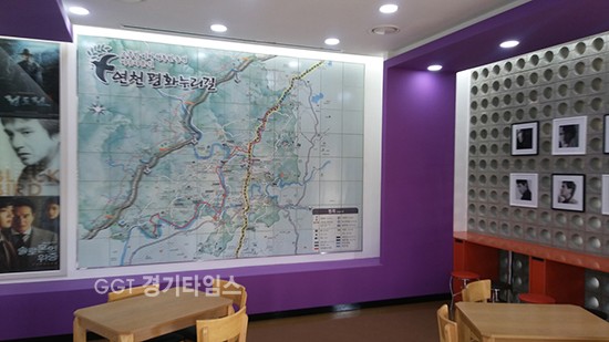 평화누리길 테마카페 내부 공간ⓒ경기타임스