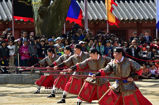 수원시-수원문화재단, 수원화성 행궁광장 신풍루 ‘이야기가 있는 화성행궁’..장용영 군사들의 무예ⓒ경기타임스