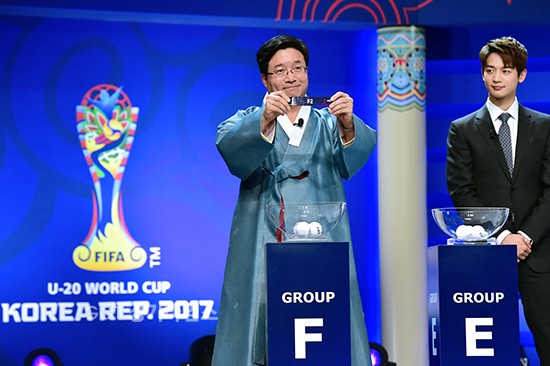 ...사진은 염태영 수원시장 수원월드컵경기장 중앙광장에서 ‘FIFA U-20 월드컵 트로피가 온다’ 우승 트로피 공개...사진은 염태영 수원시장이 FIFA U-20 월드컵 조 추첨하고 있다ⓒ경기타임스