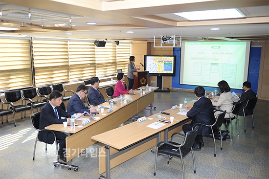 수원시의회 의정발전연구회는 12일 의회 세미나실에서 4월 정기회의를 열고 ‘수원 시민의 정부’ 원년의 재정정책 방향에 대해 논의ⓒ경기타임스
