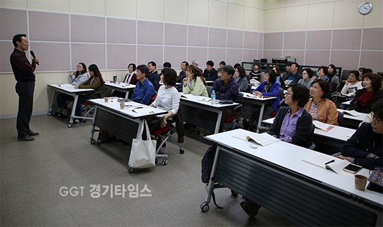 수원박물관대학’이 31명의 교육생이 자리를 가득 메운 가운데 11일 수원박물관에서 개강ⓒ경기타임스
