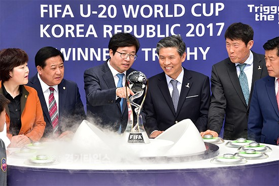 16일 수원월드컵경기장에서 ‘FIFA U-20 월드컵 트로피 수원에 오다ⓒ경기타임스