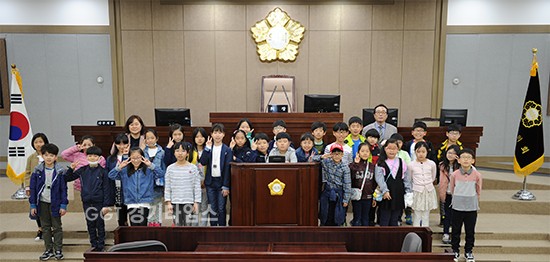 18일 영동초교 4학년 2개반 60명 학생들이 수원시의회를 견학했다 ⓒ경기타임스